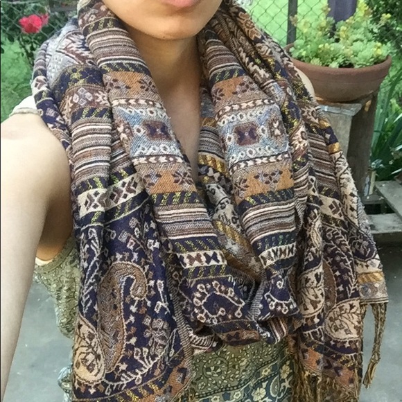 Beautiful patterned scarf - Picture 4 of 4